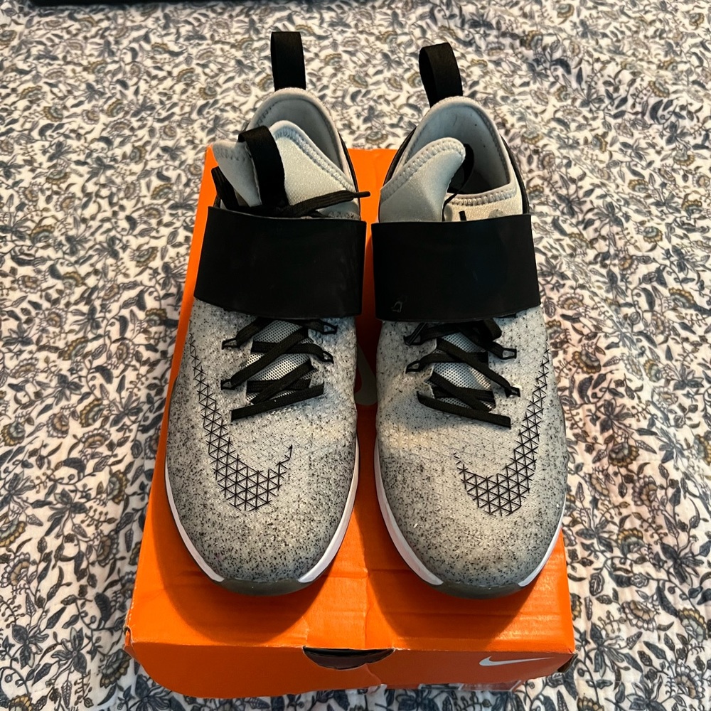 Women’s Nike workout shoes sz 7